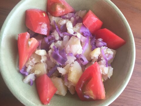 紫キャベツとトマトの明るい色のポテトサラダ！